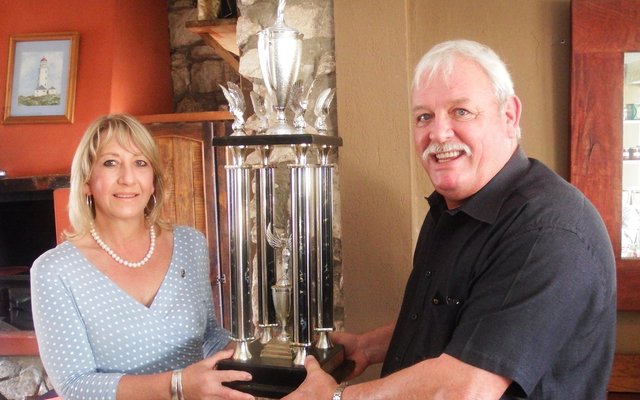 Links ontvang Johanna le Roux die Presidentstrofee van Boats van Staden